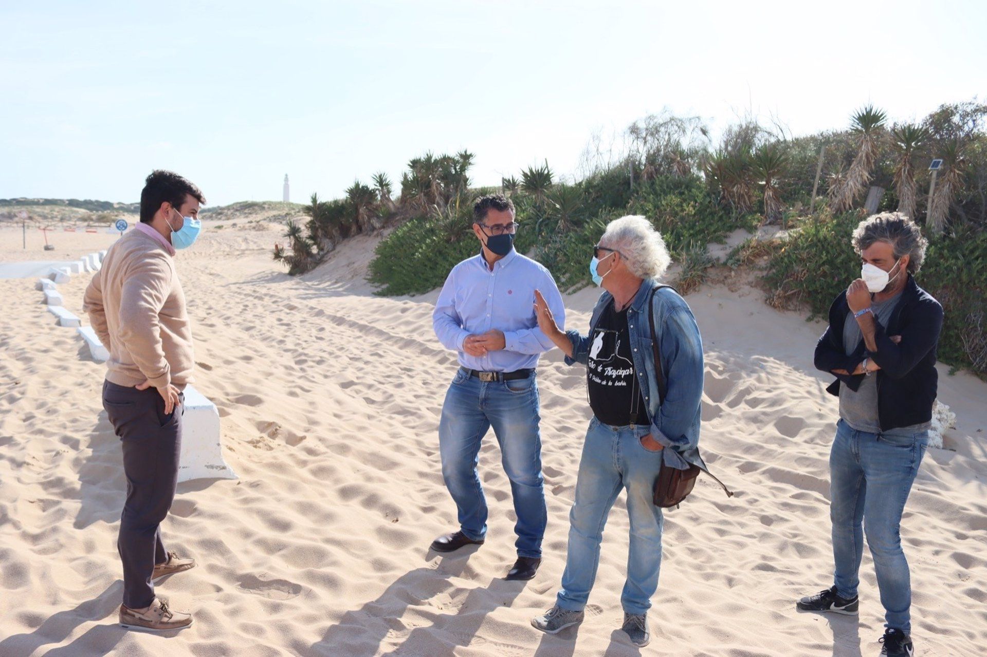 Un momento de la visita al acceso a la carretera que va al Faro de Trafalgar, cubierta de arena.