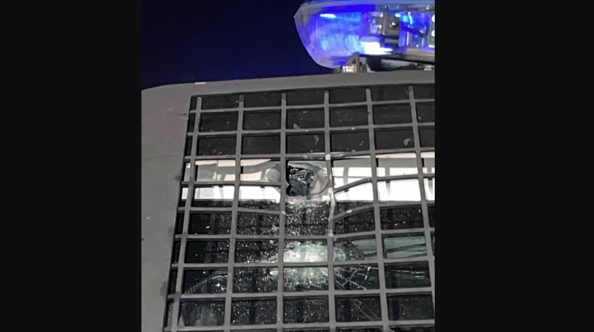 Ocho detenidos y 244.000 euros en daños, primer balance de la 'guerrilla urbana' de La Línea. En la imagen, impacto de munición real en un furgón blindado de la Policía.