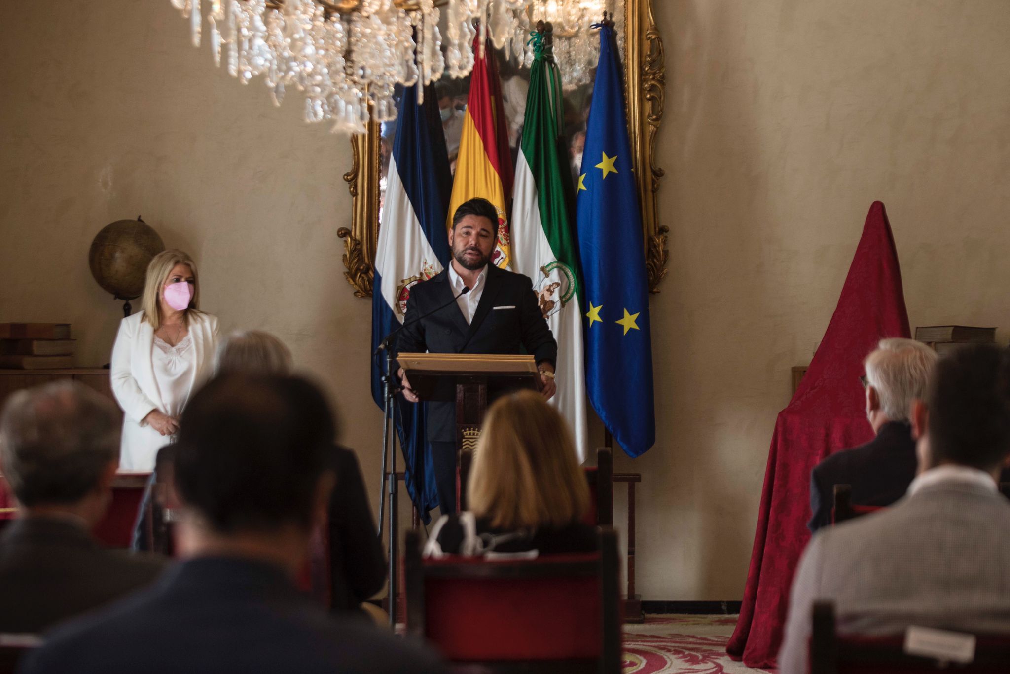 Miguel Poveda, durante su discurso tras ser reconocido como 'Embajador del Flamenco de Jerez', este viernes, en presencia de la alcaldesa Mamen Sánchez.