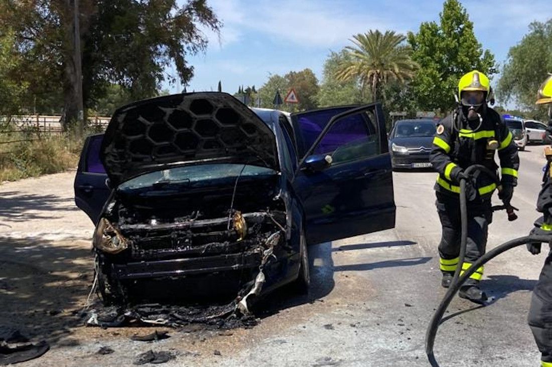 Estado en el que quedó el vehículo tras el incendio.