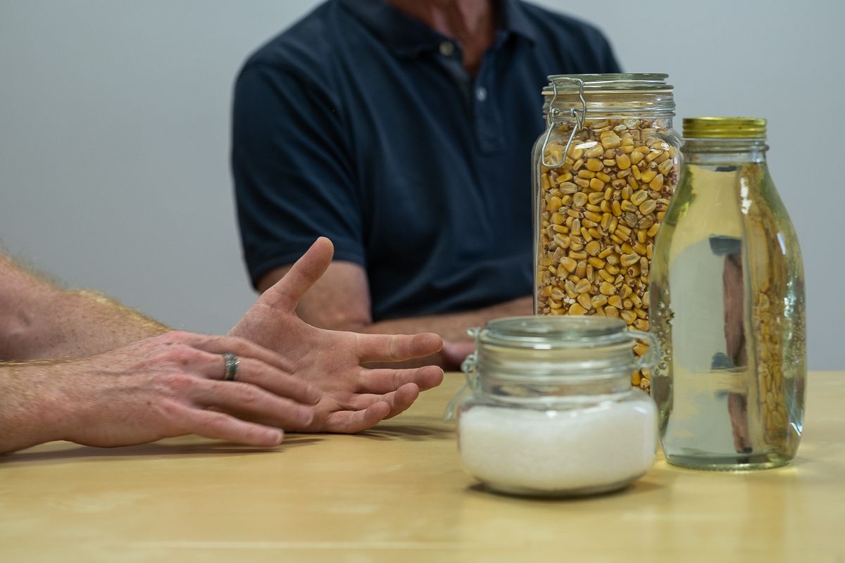 Botes con sal, aceite de girasol alto oleico y maíz.