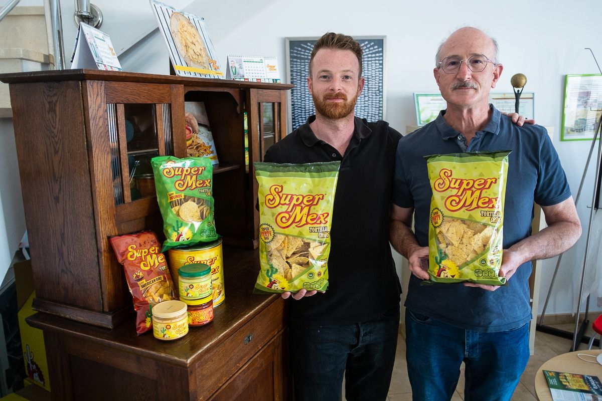 Padre e hijo con las bolsas de nachos. 