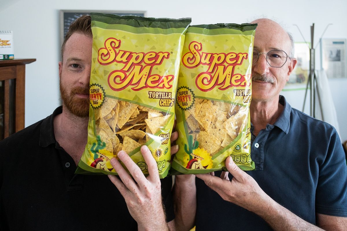 Sidney y Robert Stockwell con los nachos de Super Mex.