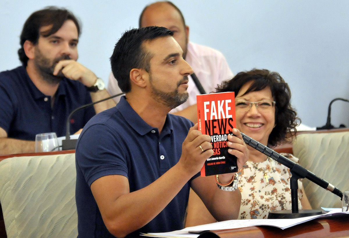 El teniente de alcaldesa del gobierno de Jerez, José Antonio Díaz, con un libro sobre las 'fake news', en una imagen de archivo. FOTO: MANU GARCÍA. 