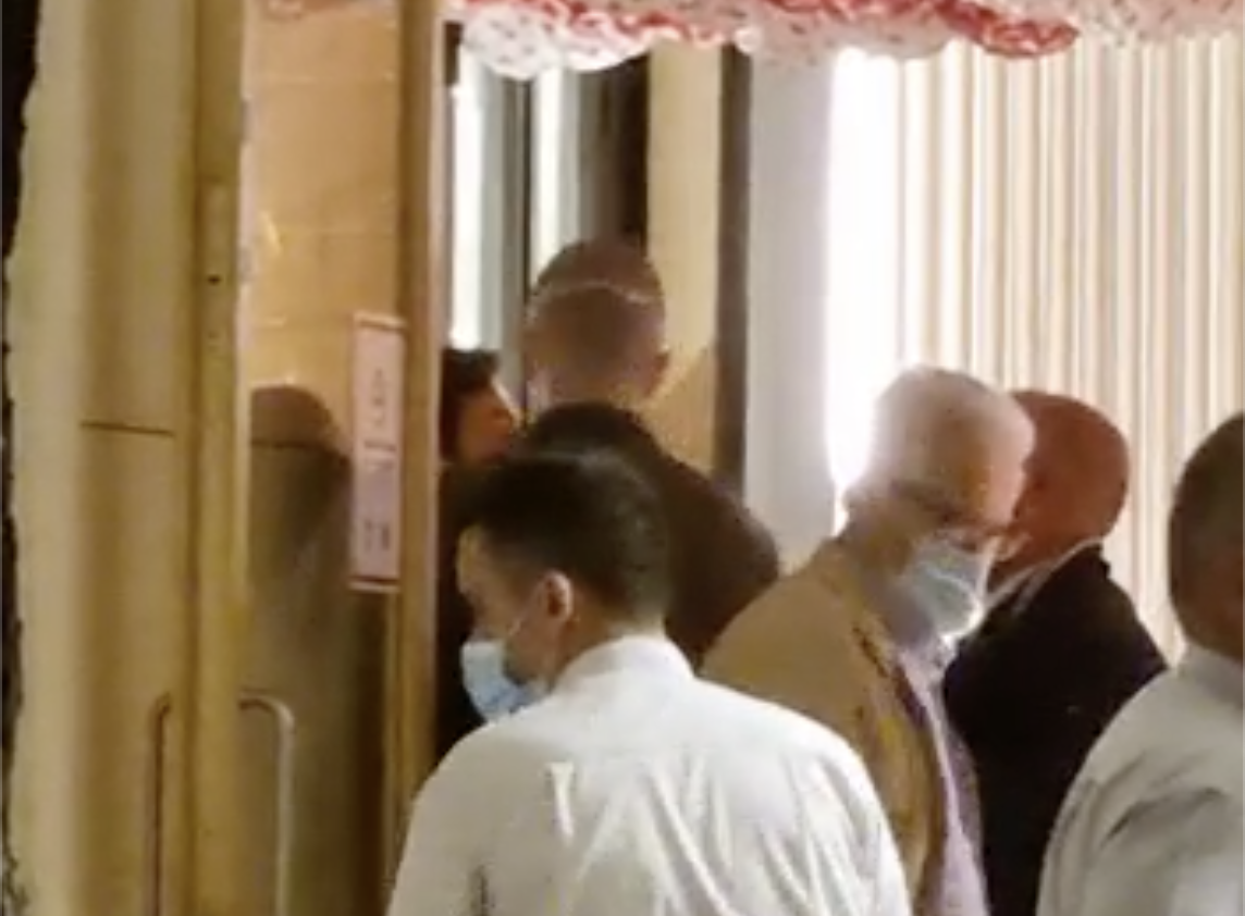 El exjuez Baltasar Garzón, en medio del incidente sufrido en el conocido restaurante de la plaza de la Yerba, en Jerez, este pasado viernes. LAVOZDELSUR.ES