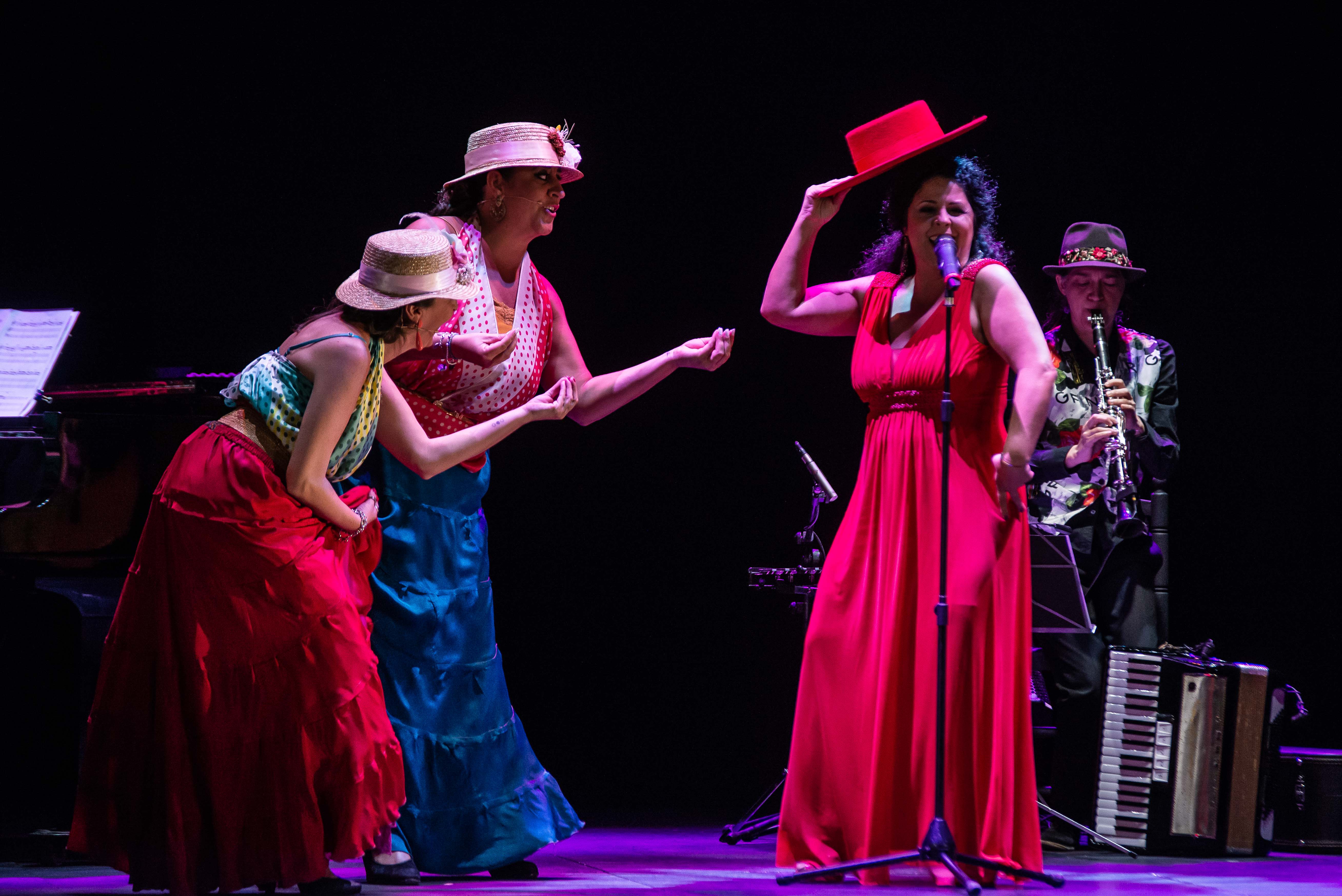 Melchora Ortega, sombrero rojo de ala ancha, en el arranque de 'Flamencas de película', este pasado sábado en La Compañía.
