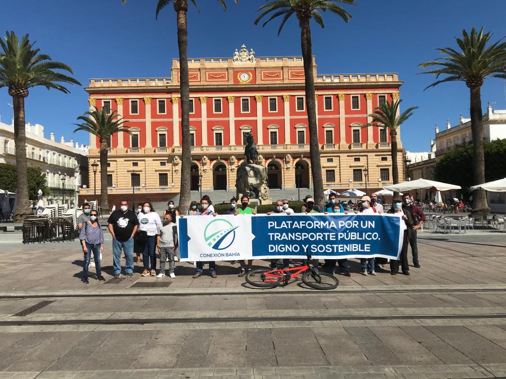 Presentanción en sociedad de Conexión Bahía. Una veintena de colectivos, unidos por un transporte público "digno" en el Área Metropolitana de la Bahía-Jerez