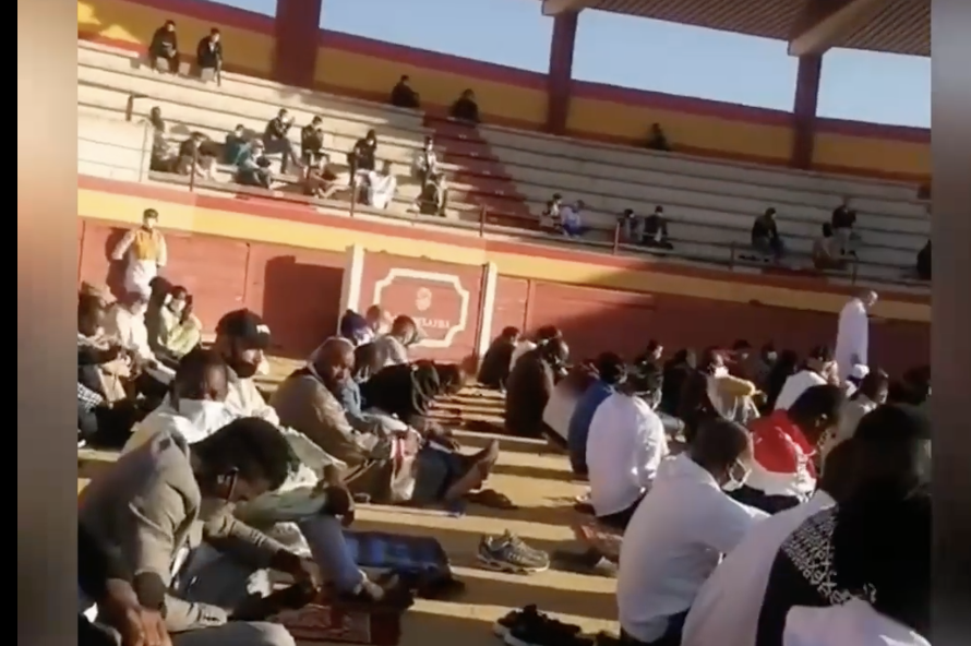 Rezo en la plaza de toros de Palos de la Frontera. RUBÉN PULIDO