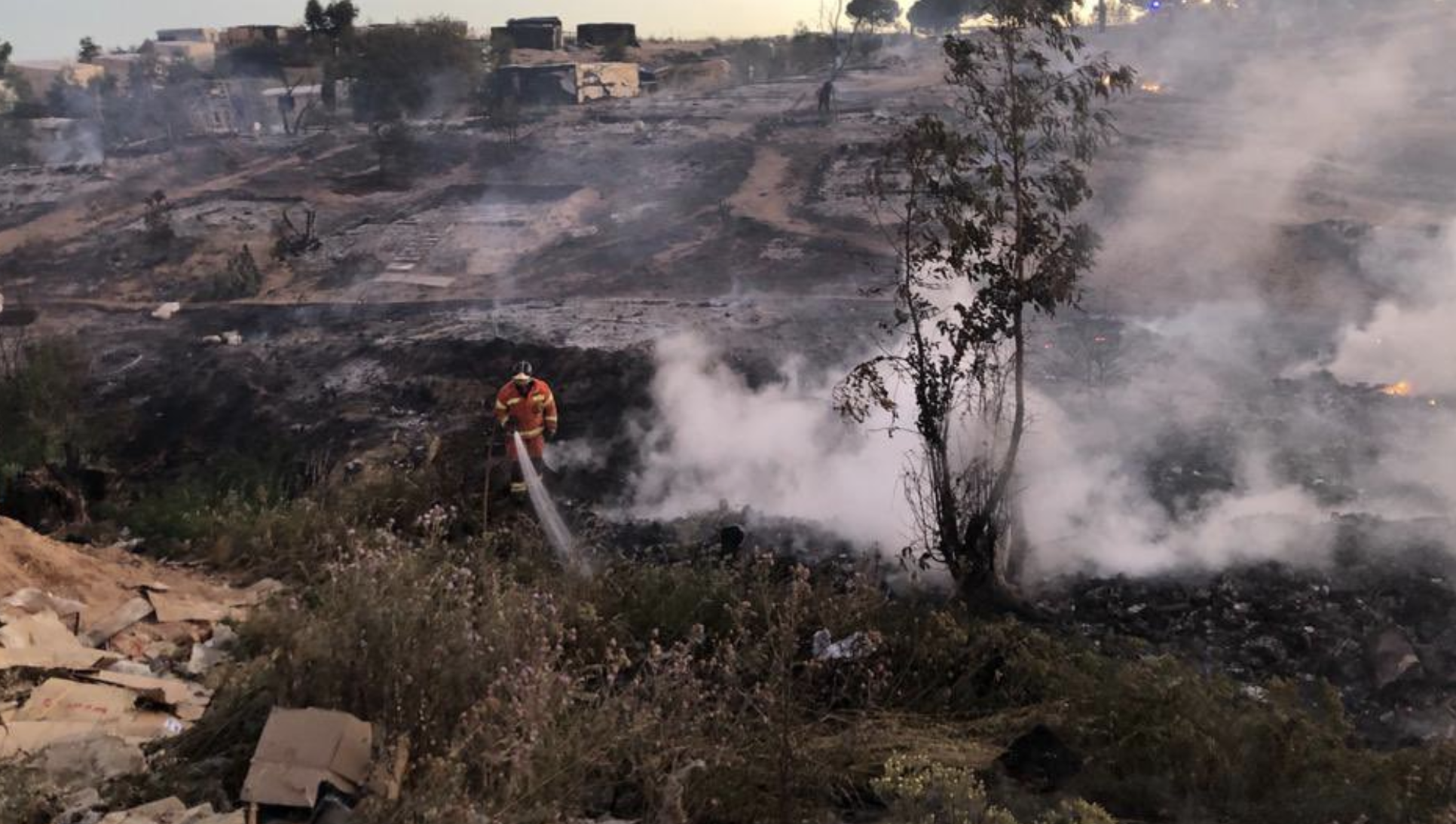 Bomberos del Consorcio de Huelva extinguiendo las llamas desatadas esta pasada madrugada en el asentamiento de Palos.