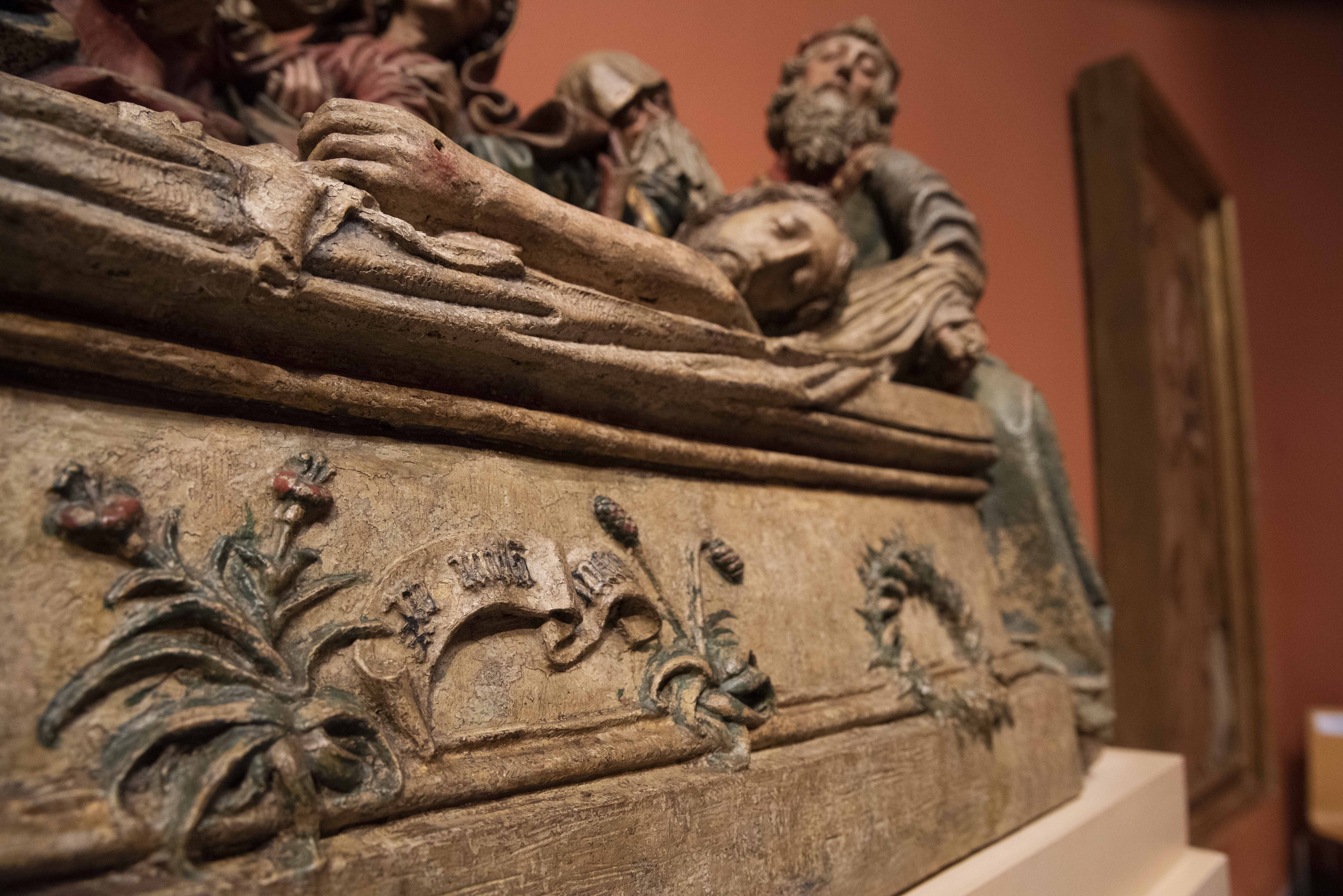 En el frontal del Llanto sobre Cristo Muerto aparece la rúbrica de Pedro Millán abreviada, entre flores de cardo: 'Pero Millan Magi'.