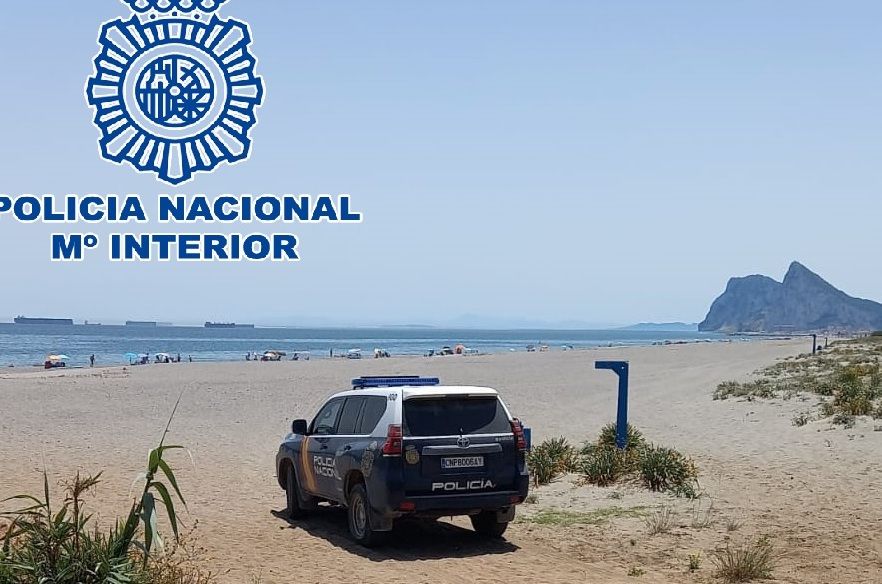 Policía y sanitarios salvan la vida a un hombre que sufre un infarto agudo en plena playa de La Línea.