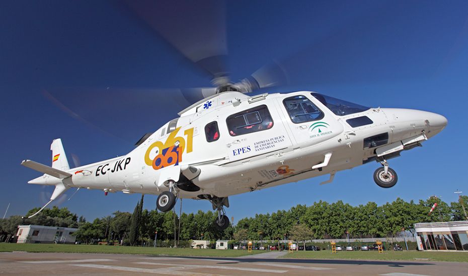 Un helicóptero de EPES ha trasladado al herido al hospital Virgen Macarena de Sevilla.