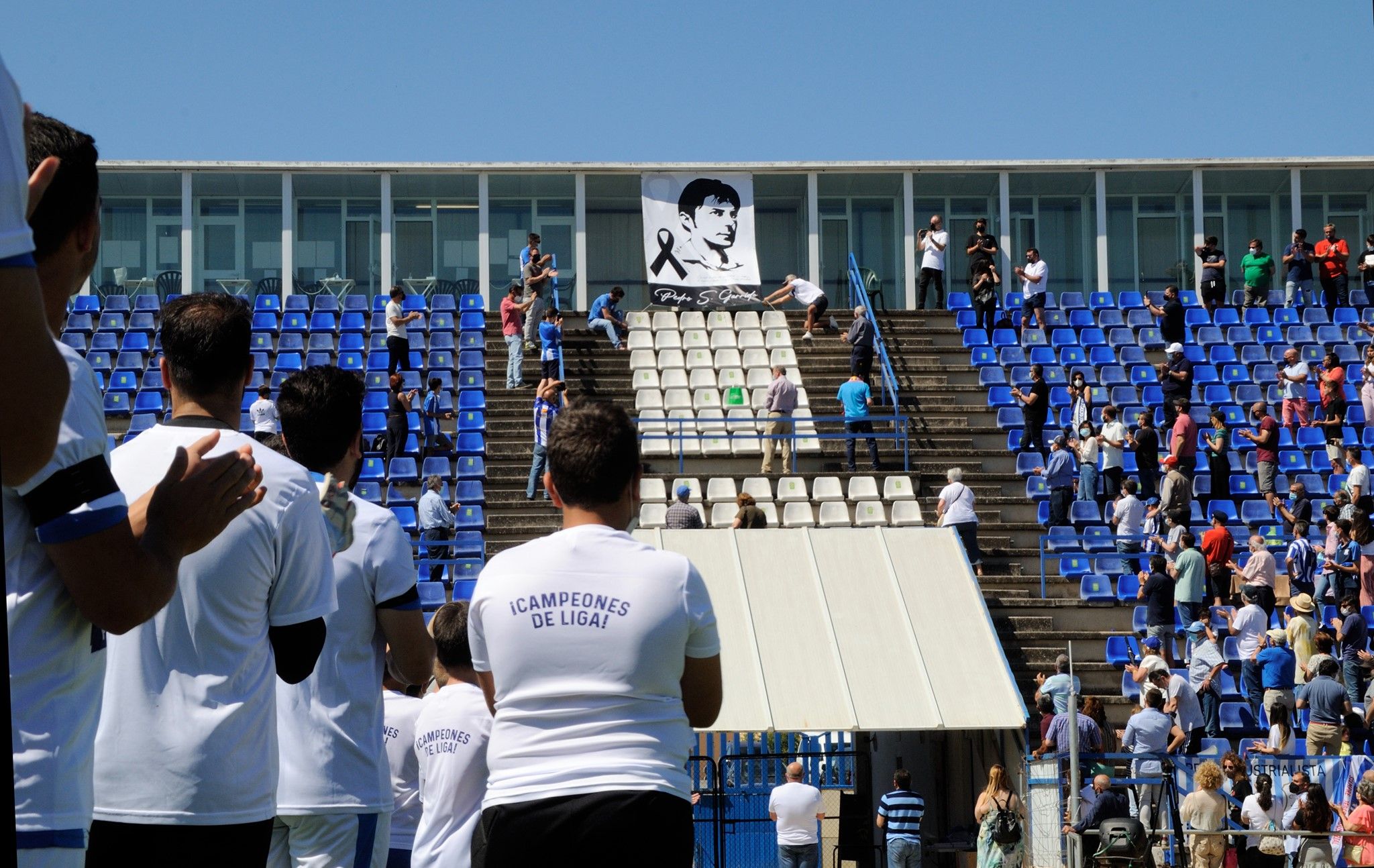 Una lona de Pedro Garrido, en la grada del Estadio de la Juventud.