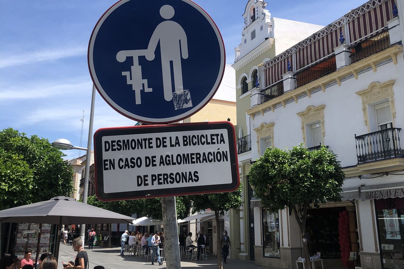 La señal que exige al ciclista bajarse si hay aglomeración en calle San Jacinto.