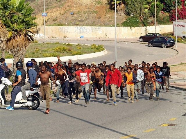 Imagen de archivo de una pasada entrada masiva de migrantes a Ceuta tras cruzar la valla. FOTO: G.T. EUROPAPRESS.