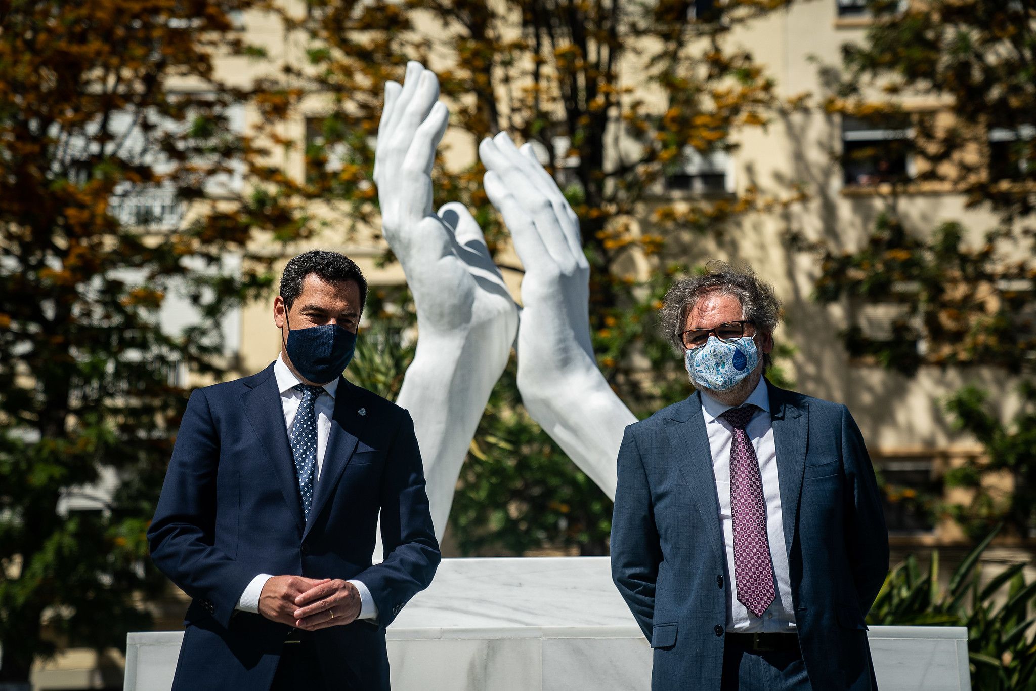 Moreno Bonilla junto al teniente de alcalde gaditano Demetrio Quirós, este lunes en Cádiz ante la escultura. Moreno Bonilla junto al teniente de alcalde gaditano Demetrio Quirós, este lunes en Cádiz ante la escultura.