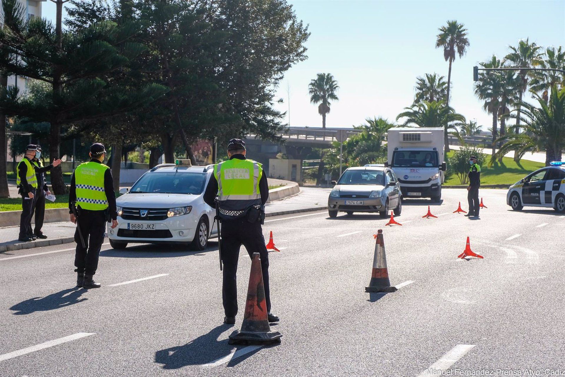 Agentes de la Policía Local de Cádiz en un control de entrada y salida de la ciudad.