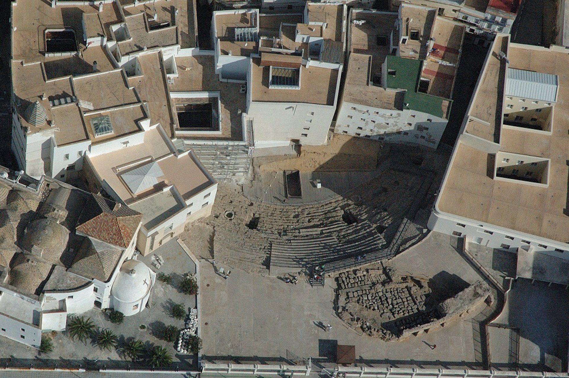 Vista aérea del Teatro Romano de Cádiz.