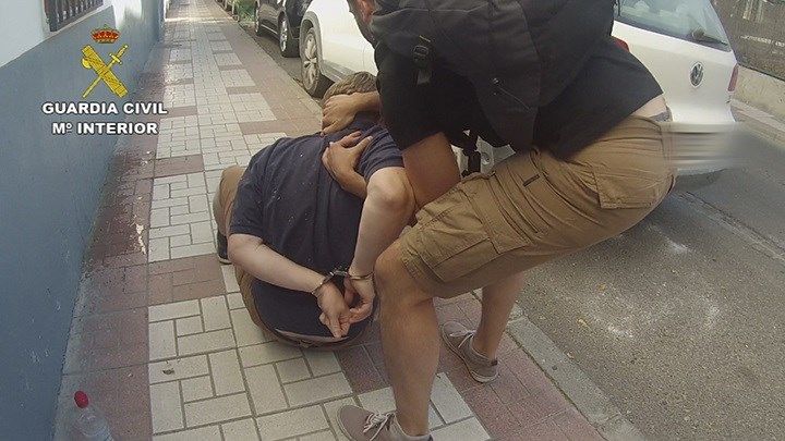 Un guardia civil arrestando al pederasta. FOTO: GUARDIA CIVIL. 