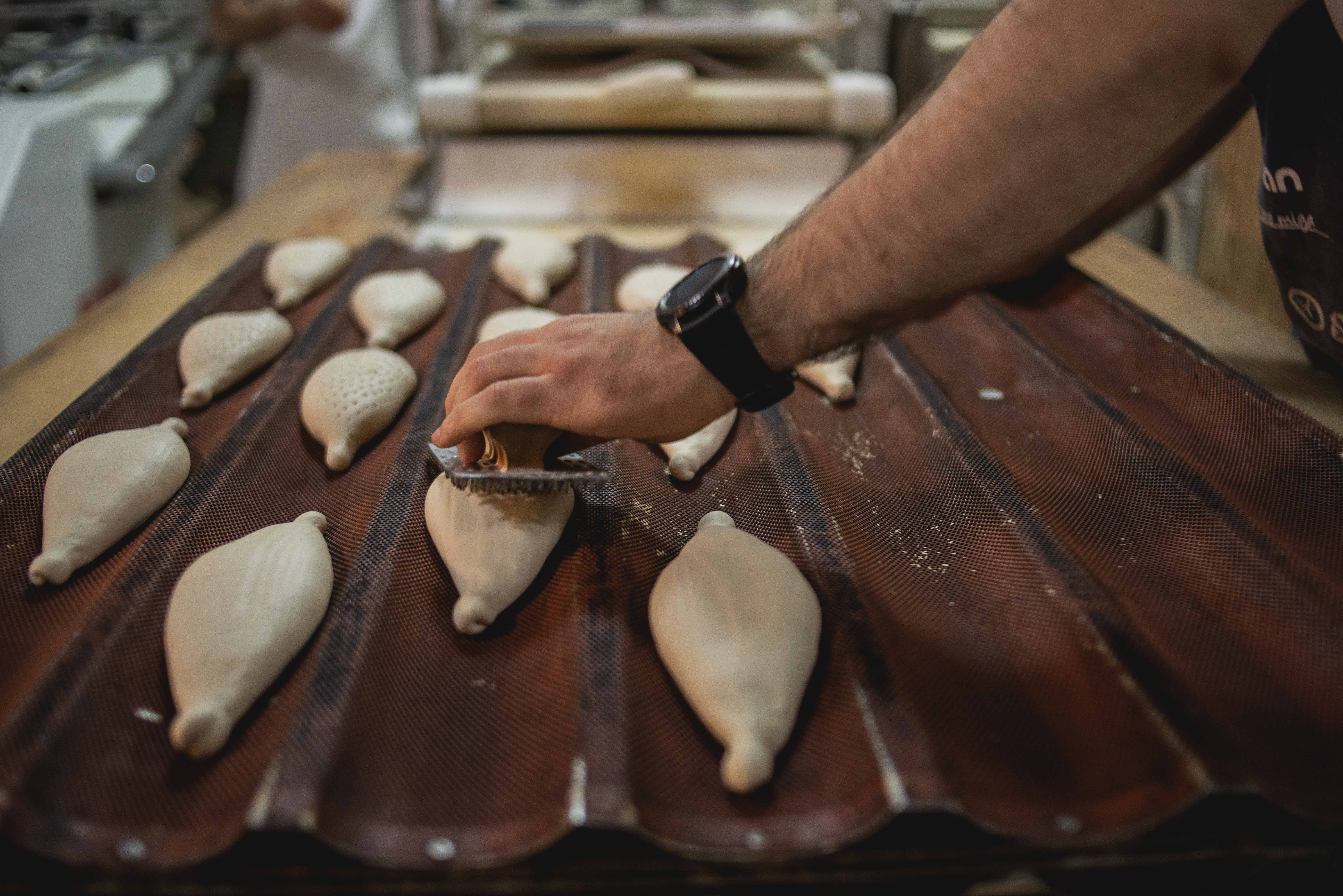 Elaboración de pan en el obrador que mantienen en El Puerto. Elaboración de pan en el obrador que mantienen en El Puerto.