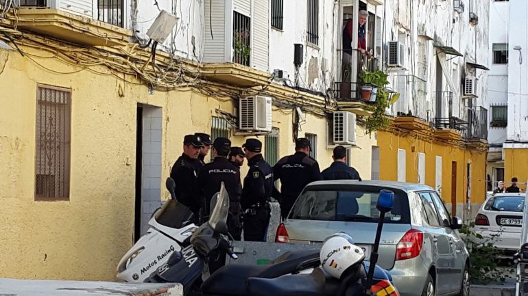 La Policía en el barrio de Los Pajaritos en Sevilla, en una imagen de archivo.