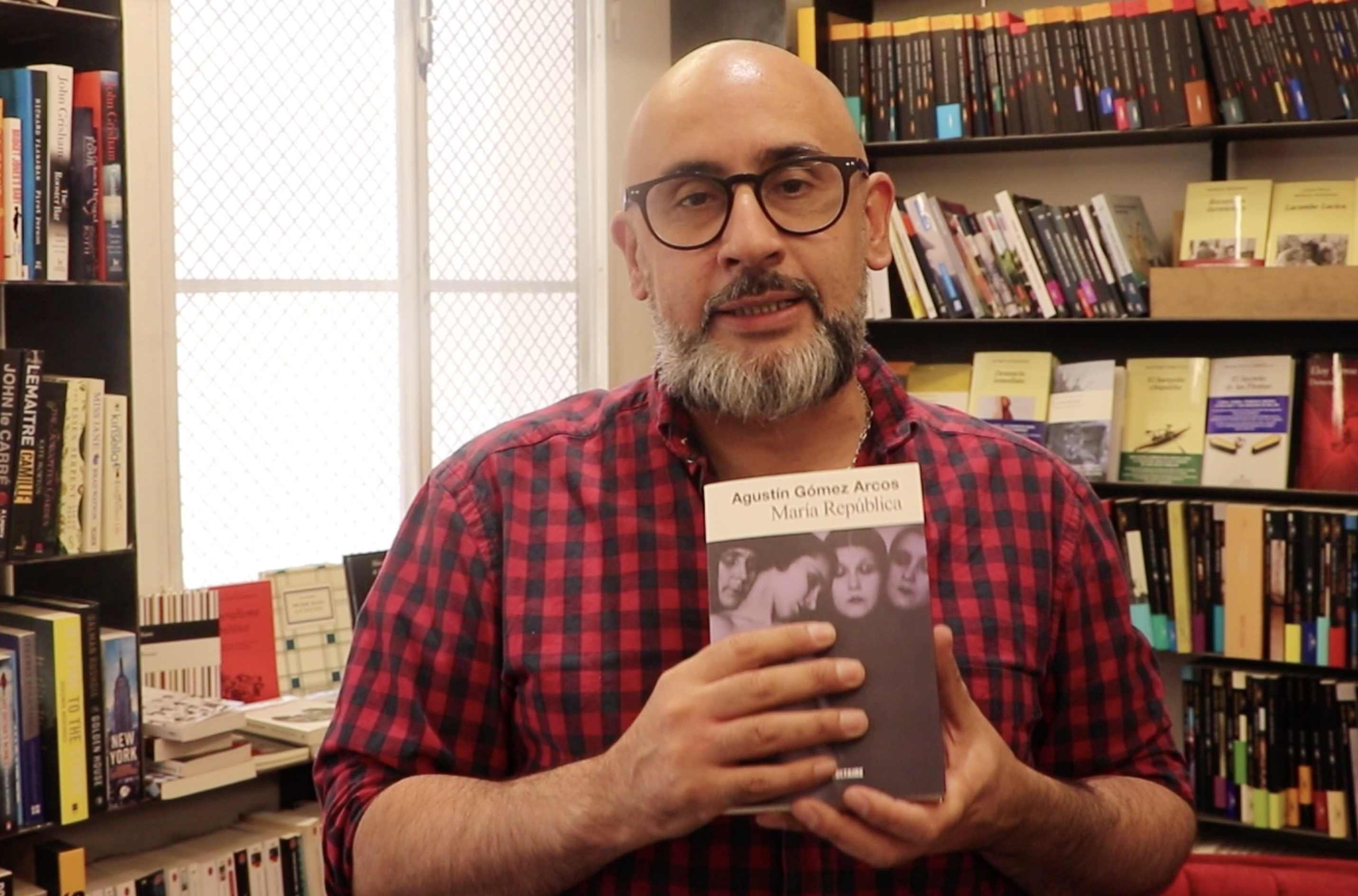 Joaquín Sovila con el libro María República de Agustín Gómez Arcos. 