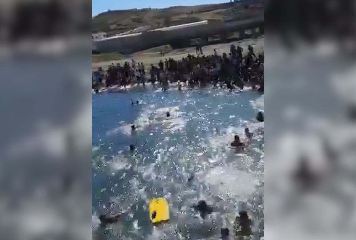 Un momento de una de las entradas a nado por Ceuta.