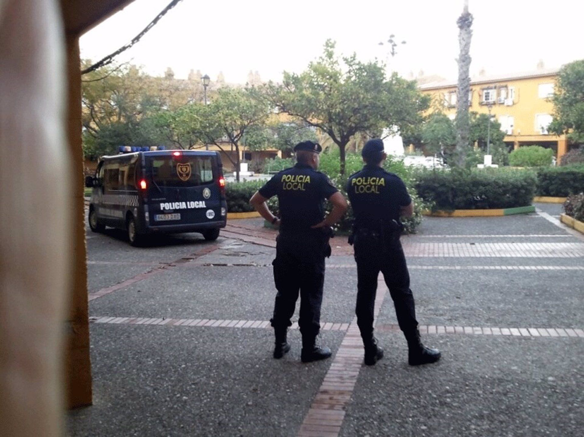 Policía Local de Los Barrios localiza a un fugitivo haciendo botellón escondido en un callejón de Los Barrios.