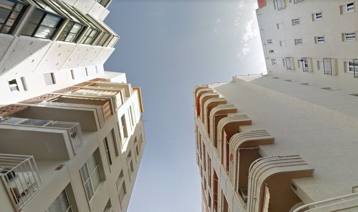 Vista de Google Maps del piso de Marbella desde el que una joven cae al tratar de hacerse un 'selfi'.