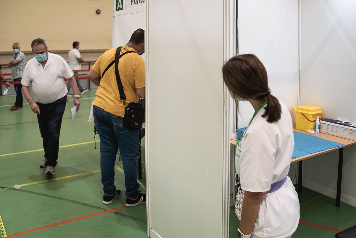 Una sanitaria, en un punto de vacunación en Andalucía.