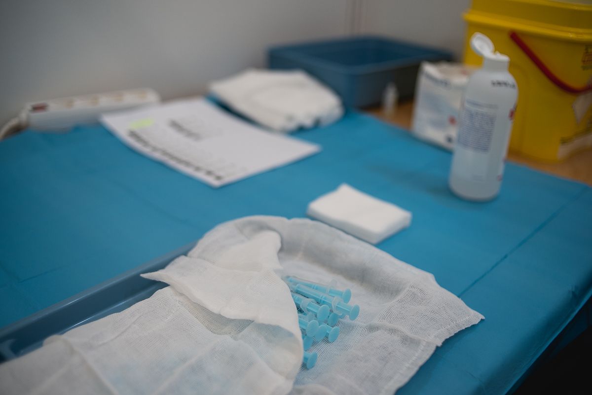 Material fungible en un punto andaluz de vacunación.