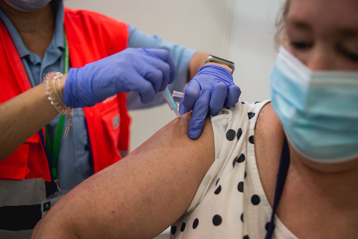 Una sanitaria, poniendo la vacuna del coronavirus, en una imagen reciente.