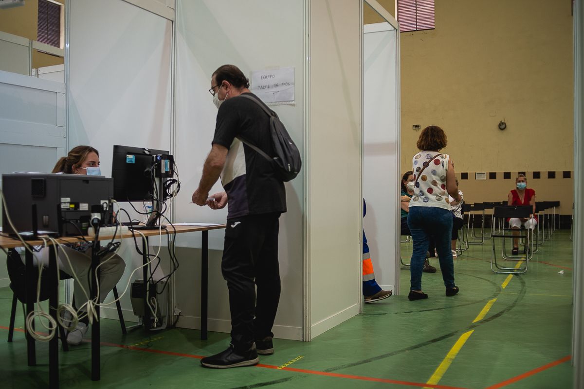 Personas recibiendo la vacuna contra el coronavirus, en Andalucía, en una imagen reciente.