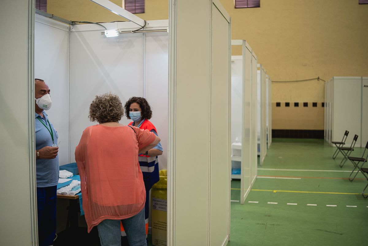 Una persona para vacunarse en el centro Vega Veguita de vacunación en Jerez.