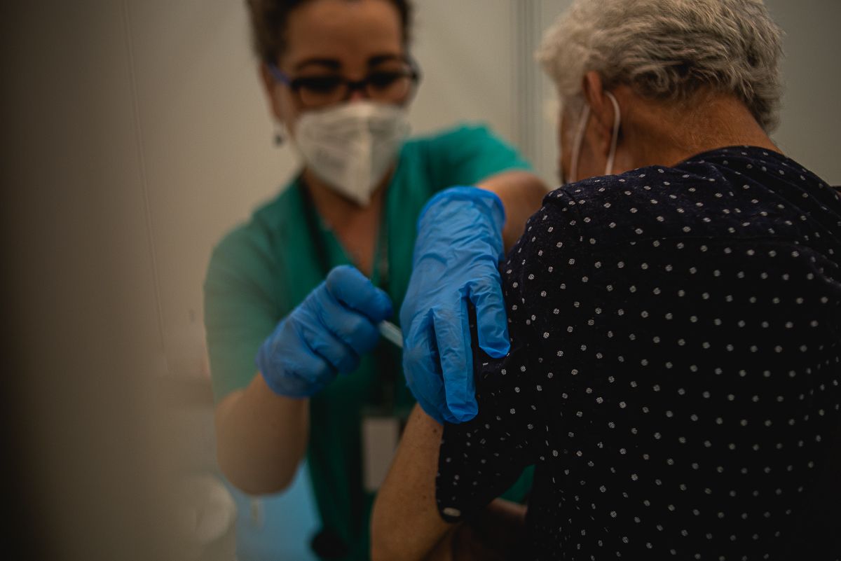 Andalucía acelera la vacunación y apunta a un "nuevo sistema de vigilancia" de la pandemia.