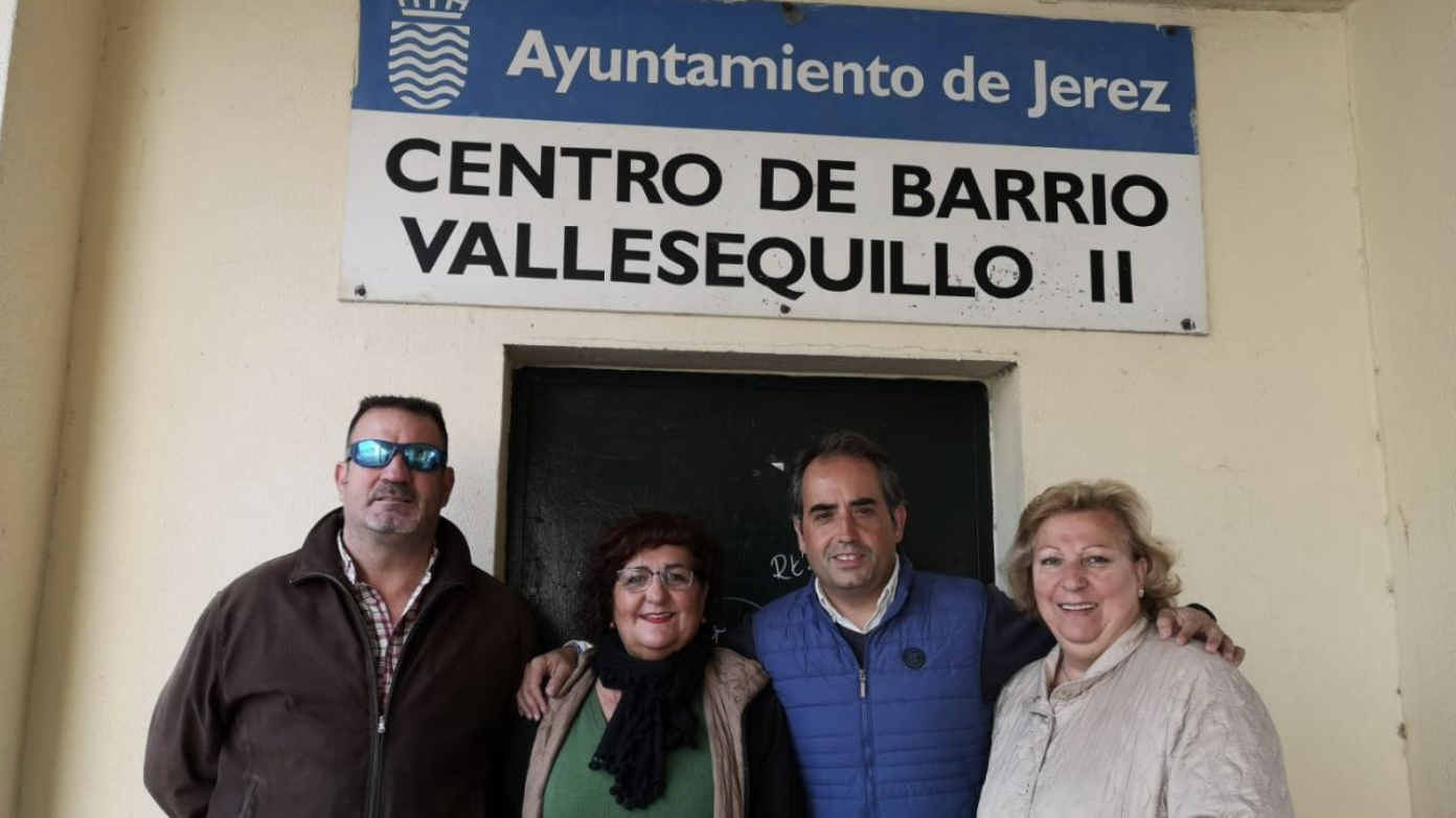 Saldaña, en abril pasado, con vecinos de Vallesequillo II.