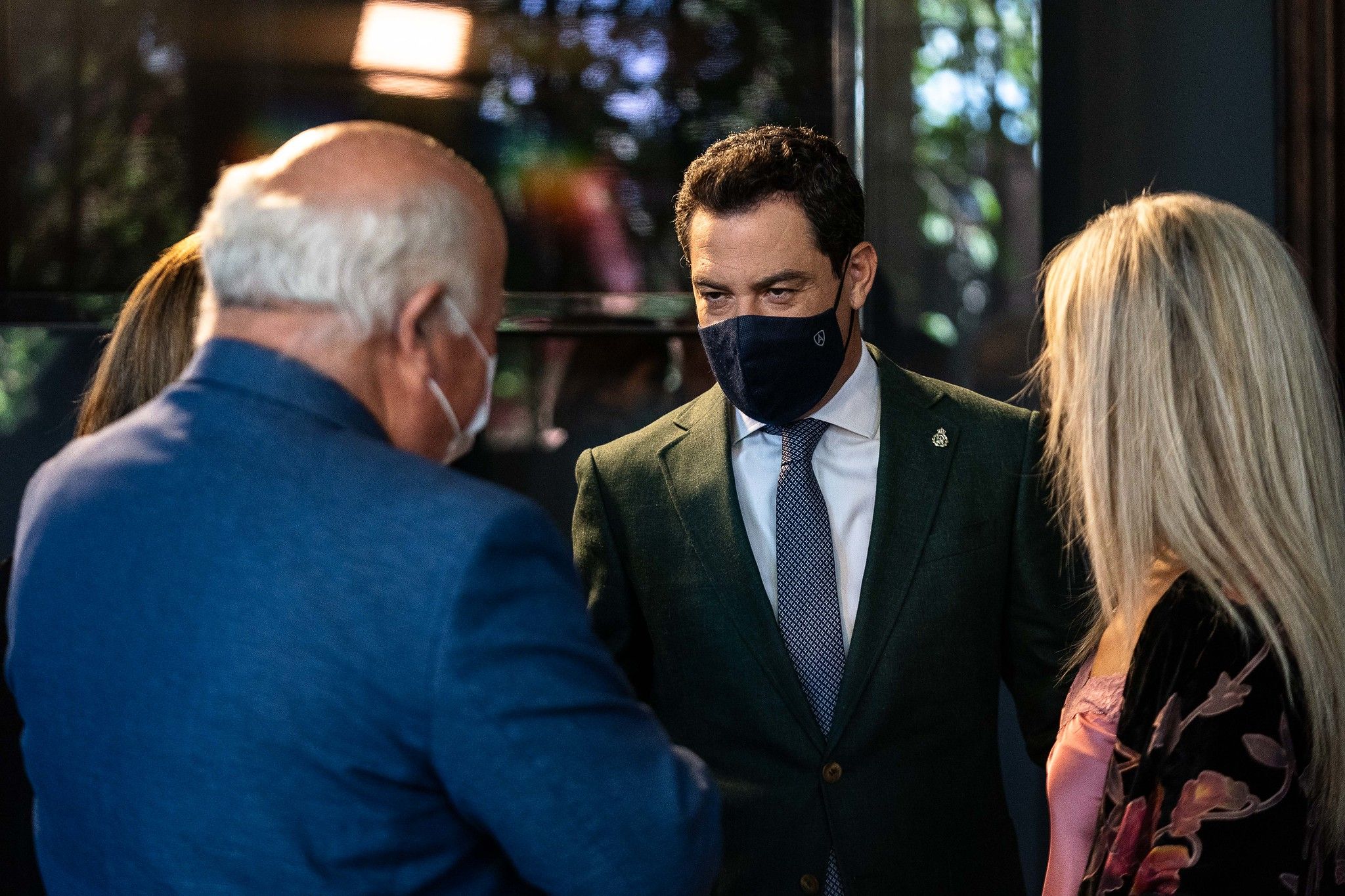 Aguirre, de espaldas en primer término, conversa con el presidente Moreno Bonilla, este martes tras el Consejo de Gobierno. JUNTA