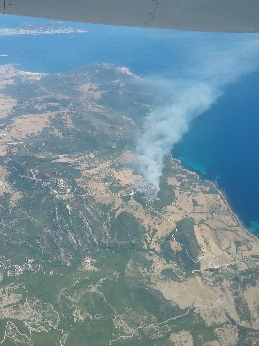 Vista aérea del incendio en Tarifa. 