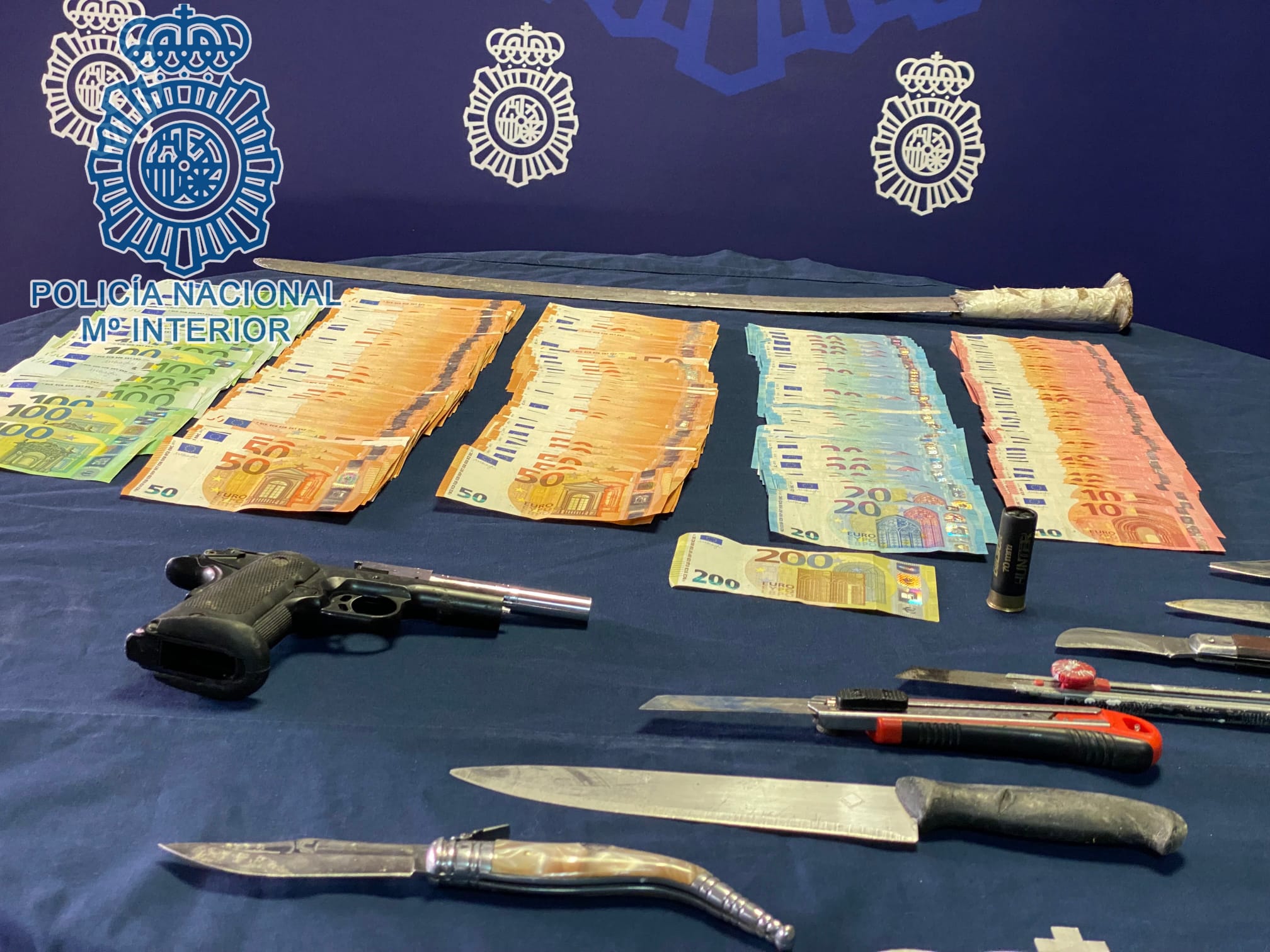 Los efectos intervenidos en la operación, en una imagen de la Policía.