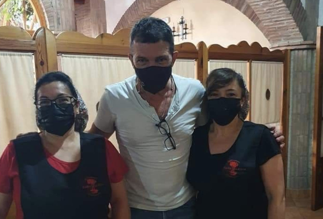 Loli y Esther Gómez Calvillo, dueñas del restaurante Cádiz El Chico, inmortalizan la visita de Banderas.