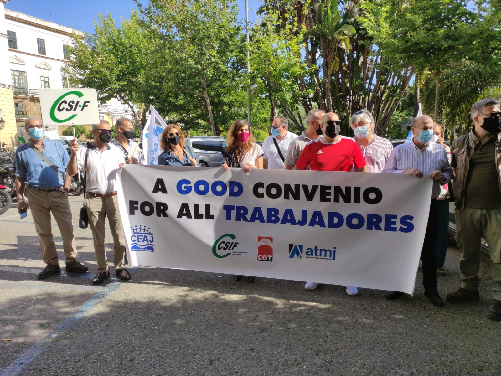 Un momento de la protesta ante la sede de Diputación.