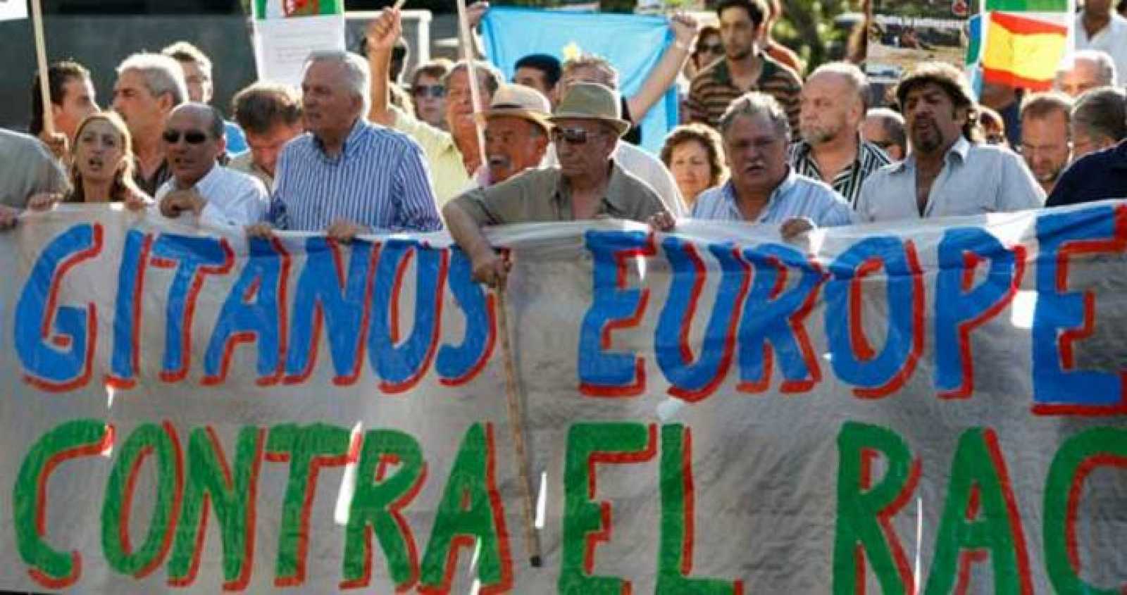 Los gitanos europeos reivindican sus derechos ante la embajada de Italia en Madrid. FOTO: RTVE