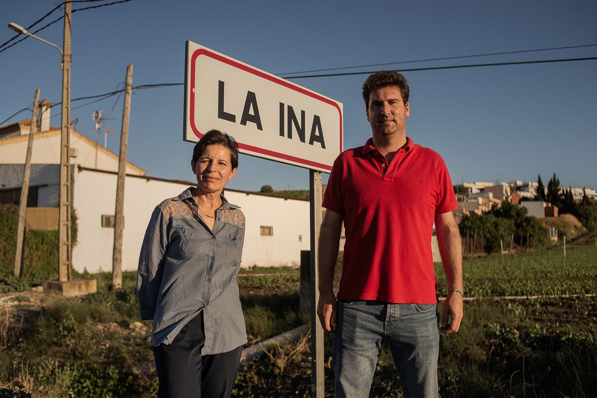 Mónica Castellet y Carlos Vidal, en el cartel de entrada a La Ina.