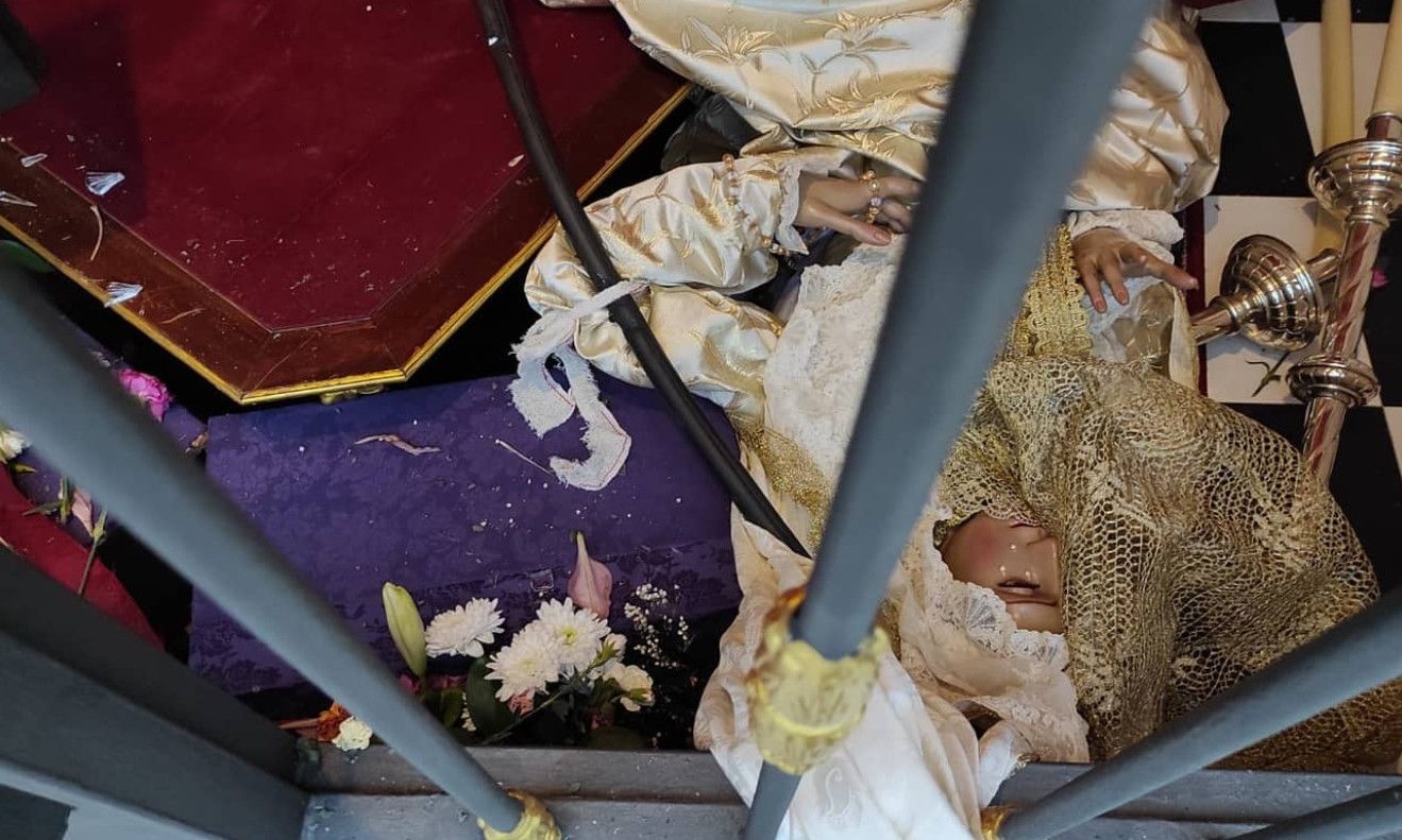 Virgen tirada en el suelo tras el robo de su corona en Málaga.
