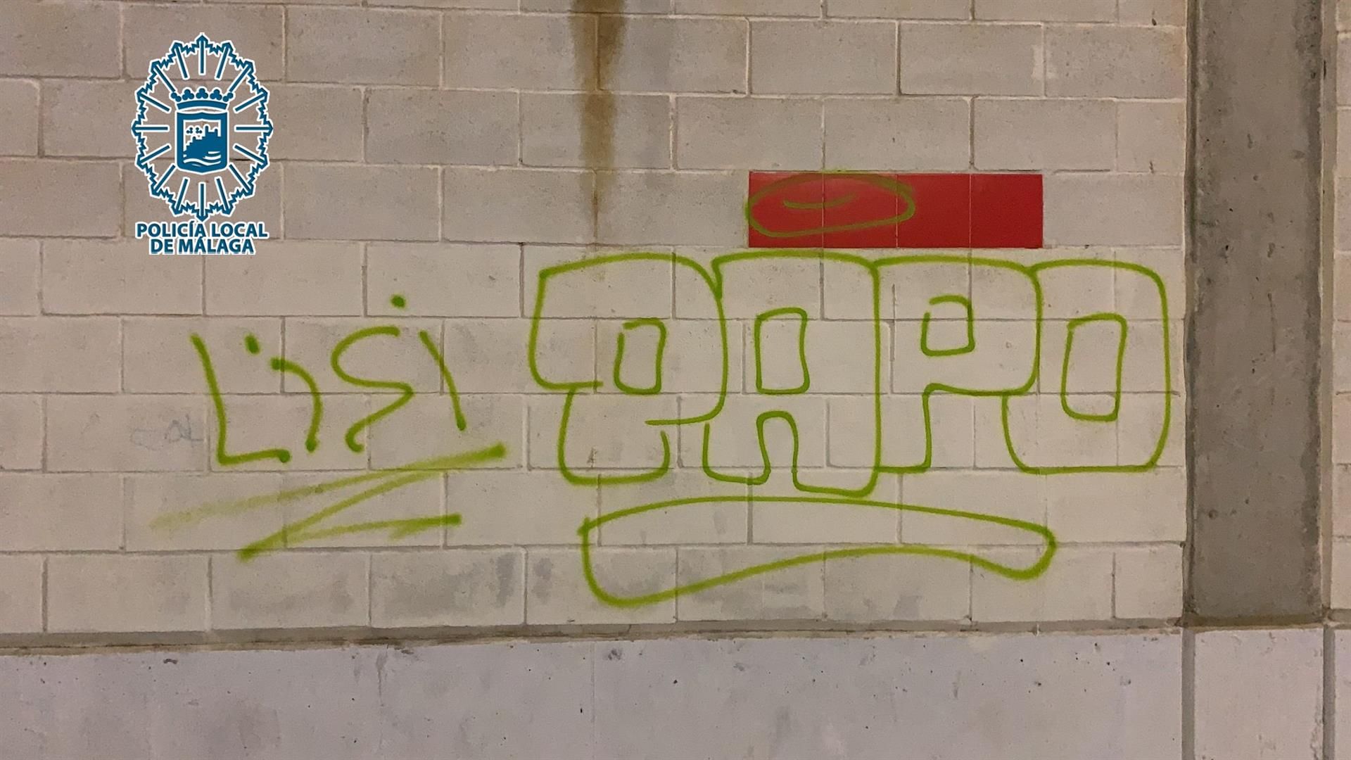 Pintada realizada por la joven en una calle de Málaga.