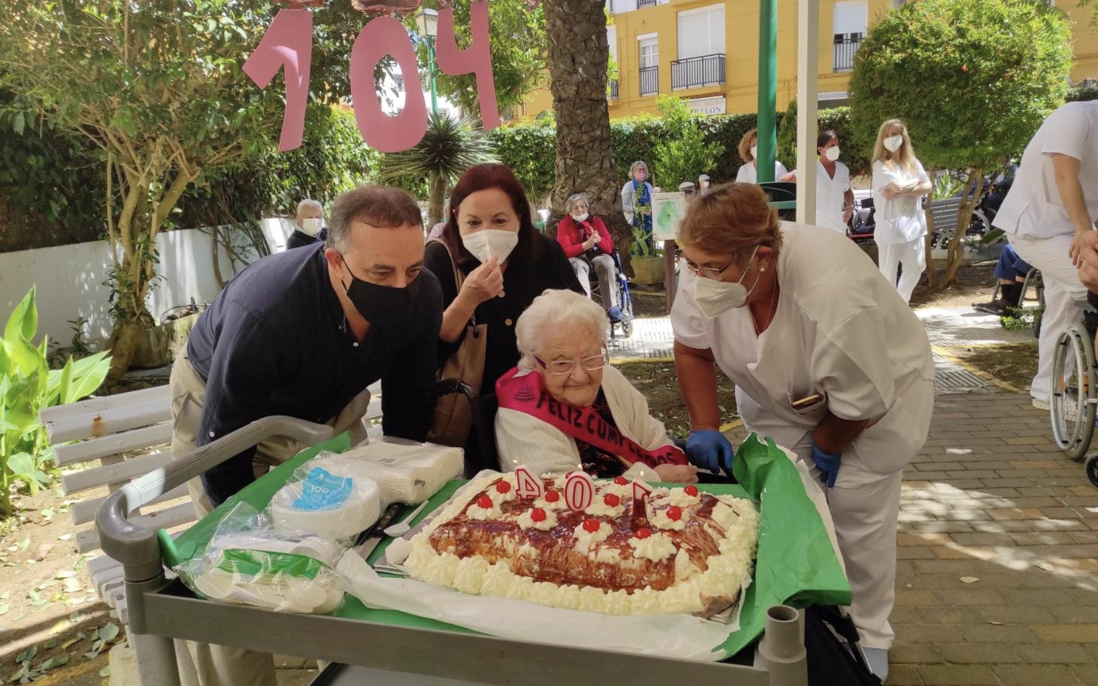 Dolores cumple 104 años: vivió de bebé la gripe española y supera el covid en su residencia de Cádiz.