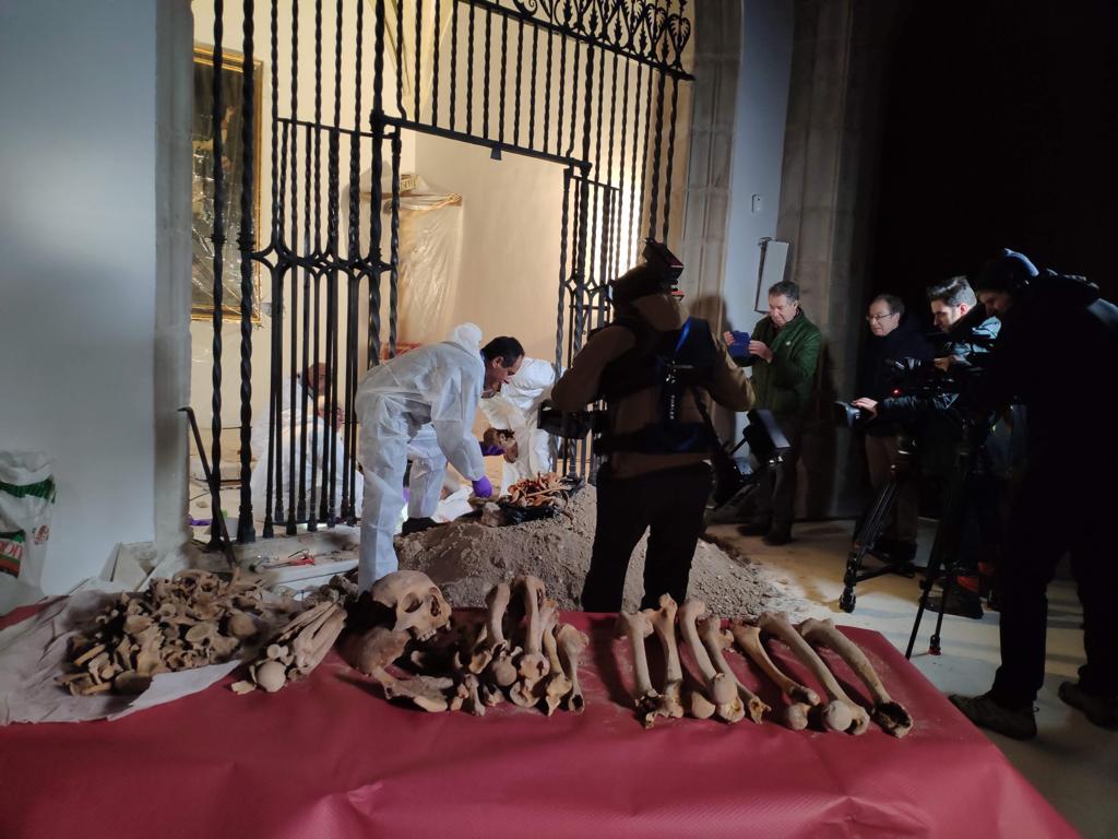 Exhumación de los restos mortales de Cristóbal Colón y de su hijo Hernando Colón, en la Catedral de Sevilla.  UGR