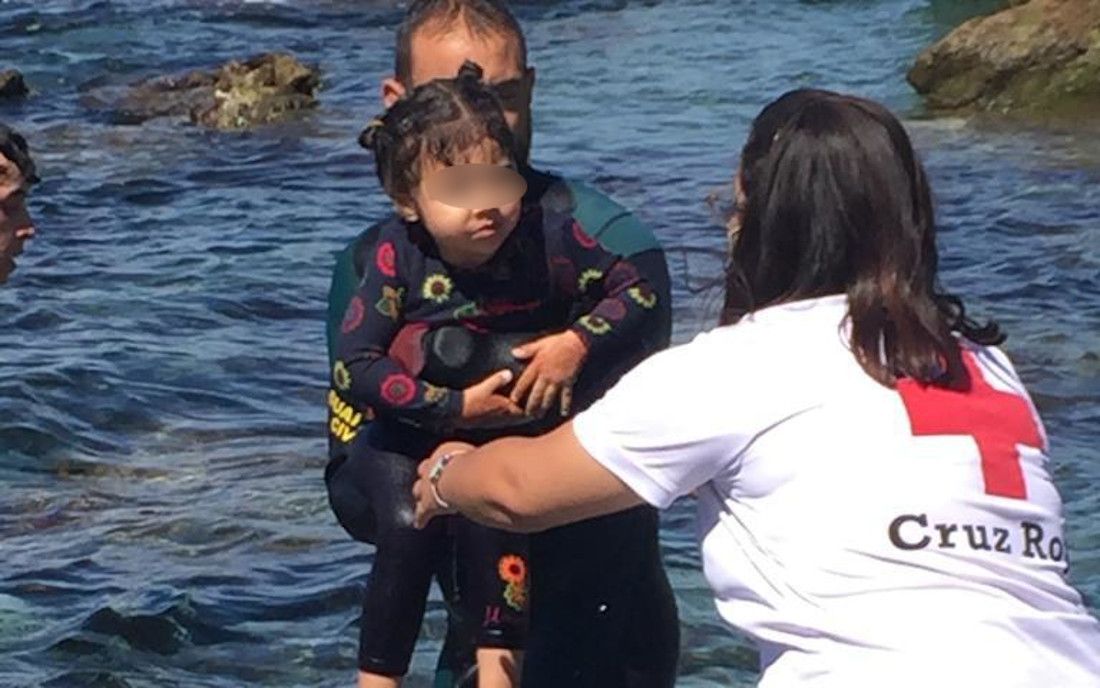 Una menor en Ceuta esta semana, en El Tarajal, en una imagen de Guardia Civil.