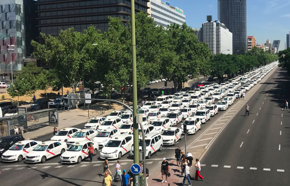 Protesta de los taxistas en el Paseo de la Castellana, Madrid. FOTO: PODEMOS. 