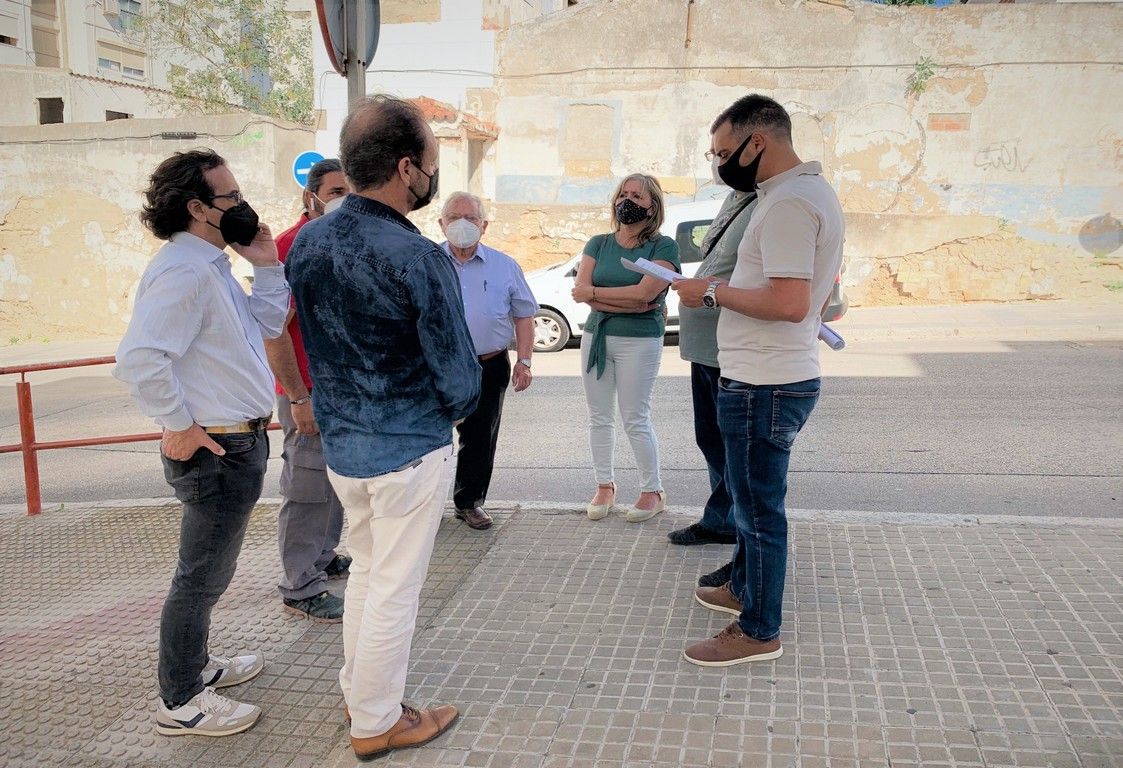 Un momento de la visita de Díaz a Vista Alegre, conocida popularmente como 'Viaje al fondo del mar', donde se ha anunciado que se demolerá uno de los grandes 'puntos negros' para los vecinos.
